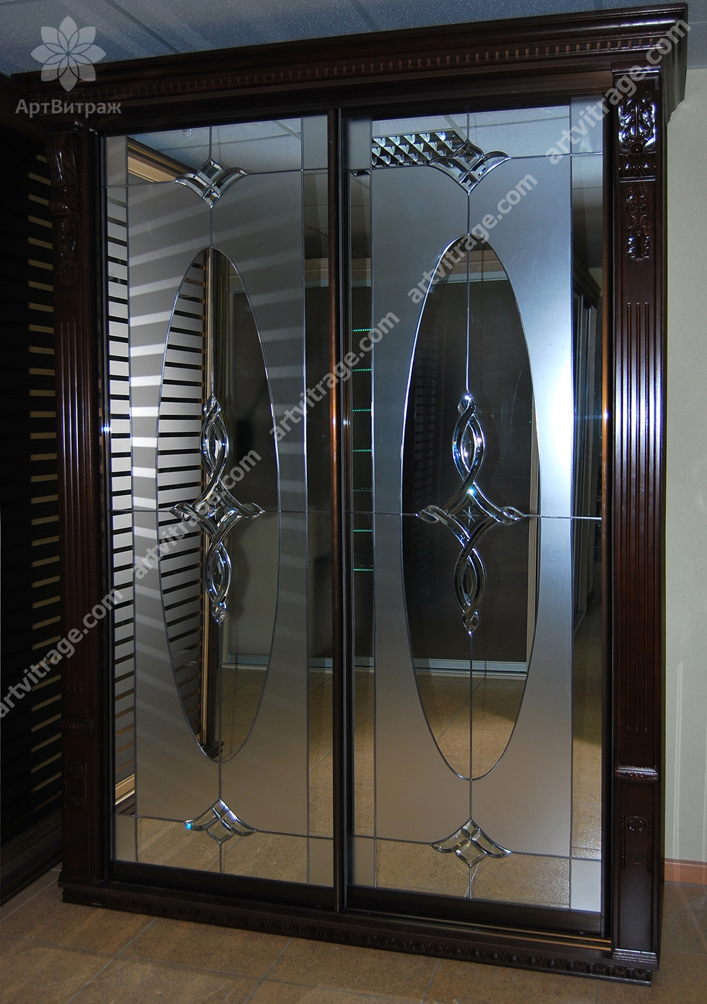 Зеркальный шкаф-купе выполненный в двух техниках с использованием пескоструйной обработки